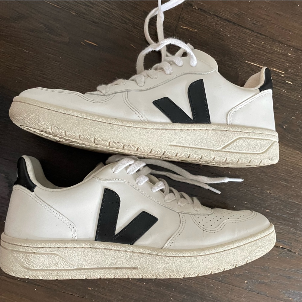 Veja V-10 Sneakers US 7/EUR 38 black